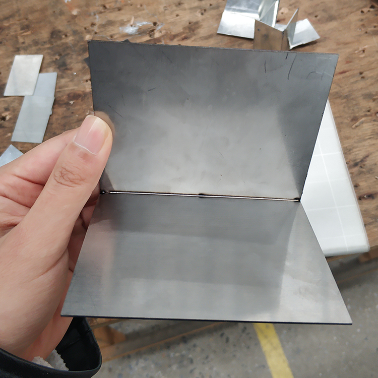 Soudeuse laser à fibre portable à grande vitesse pour le métal de cuivre en aluminium en acier inoxydable